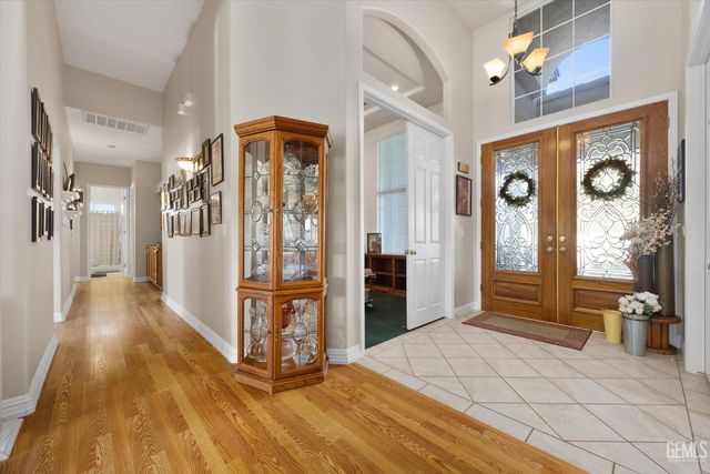 1910 Three Bridges Way, Bakersfield, CA 93311