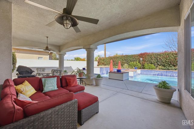 1910 Three Bridges Way, Bakersfield, CA 93311