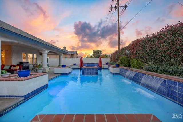 1910 Three Bridges Way, Bakersfield, CA 93311