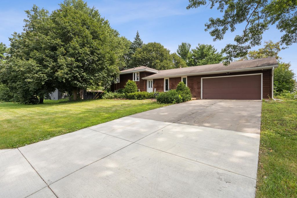 8148 Russell Avenue N, Brooklyn Park, MN 55444