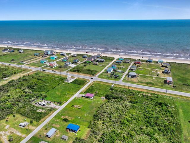 986 Smith Drive, Gilchrist, TX 77617