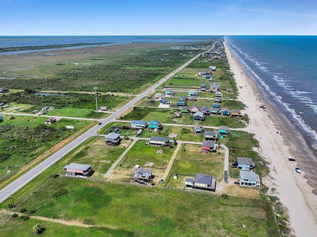 986 Smith Drive, Gilchrist, TX 77617