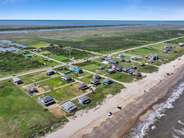986 Smith Drive, Gilchrist, TX 77617