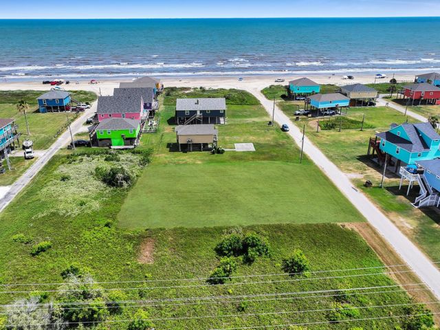 986 Smith Drive, Gilchrist, TX 77617
