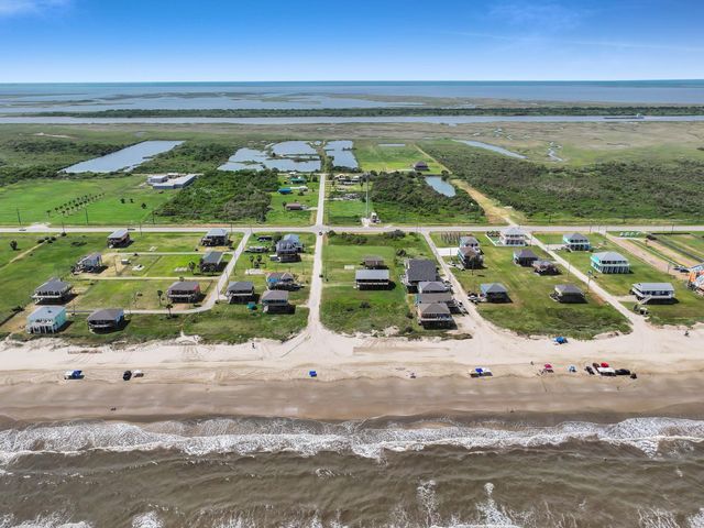 986 Smith Drive, Gilchrist, TX 77617