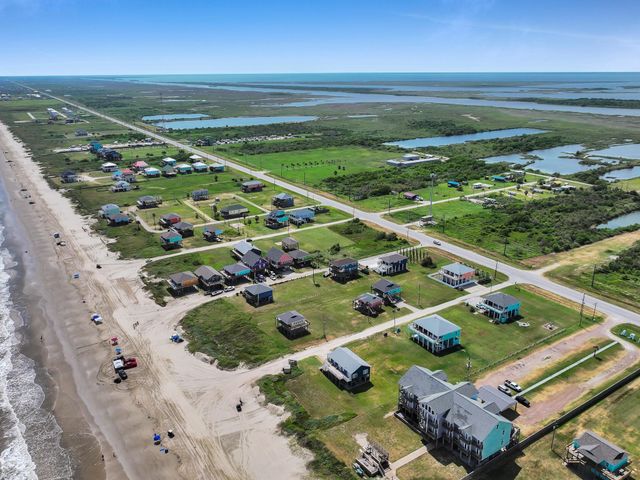 986 Smith Drive, Gilchrist, TX 77617