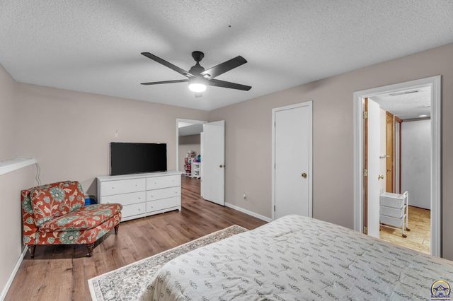 2604 SW Ancaster RD, Topeka, KS 66614