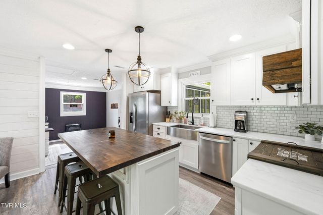 241 Summer Sound Road, Piney Flats, TN 37686