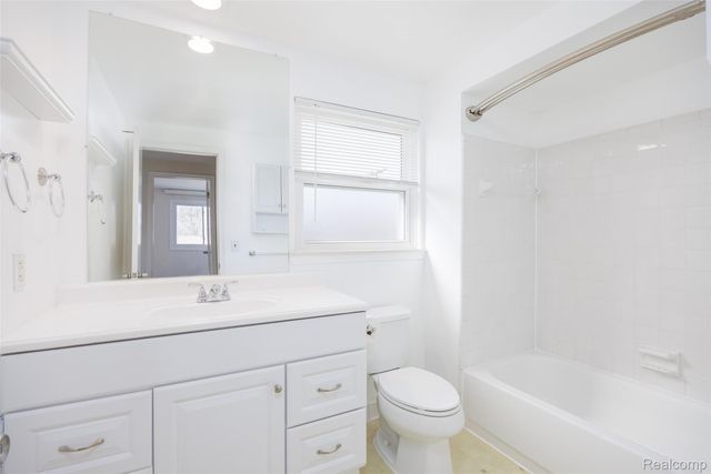 1717 Nakota Road, Royal Oak Charter Township, MI 48073