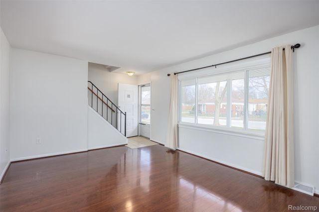 1717 Nakota Road, Royal Oak Charter Township, MI 48073