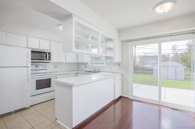 1717 Nakota Road, Royal Oak Charter Township, MI 48073