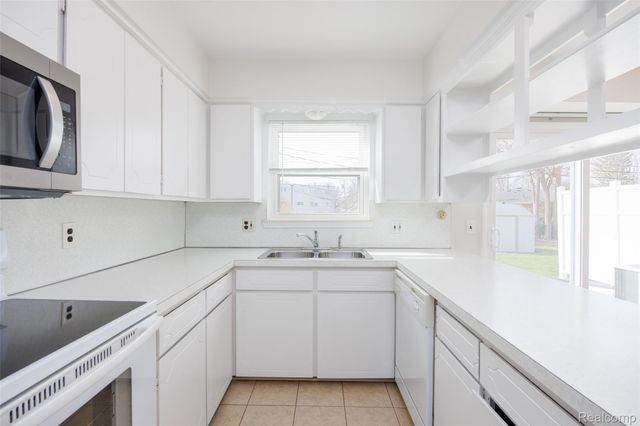 1717 Nakota Road, Royal Oak Charter Township, MI 48073