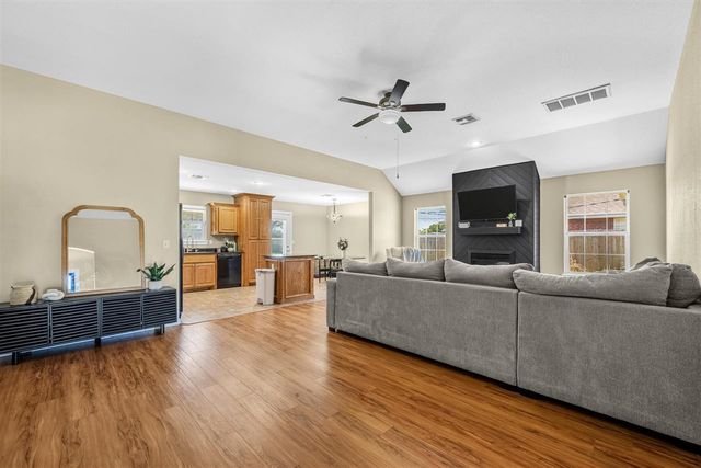 822 NW Hilltop Dr, Lawton, OK 73505