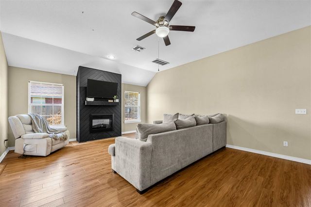 822 NW Hilltop Dr, Lawton, OK 73505