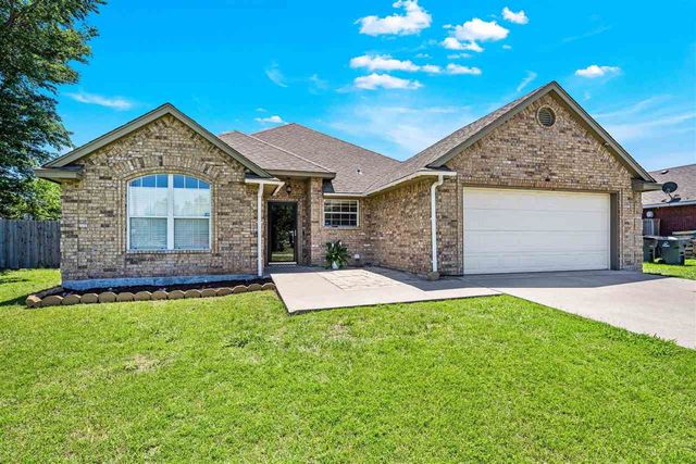 822 NW Hilltop Dr, Lawton, OK 73505