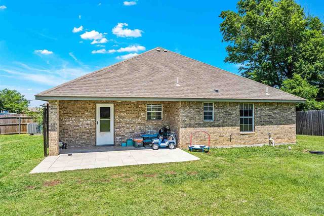 822 NW Hilltop Dr, Lawton, OK 73505