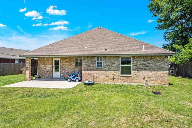 822 NW Hilltop Dr, Lawton, OK 73505