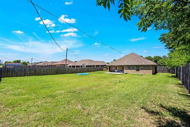 822 NW Hilltop Dr, Lawton, OK 73505