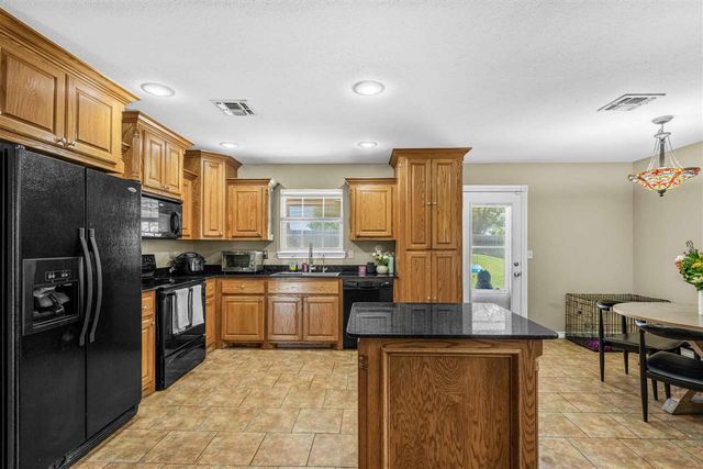 822 NW Hilltop Dr, Lawton, OK 73505