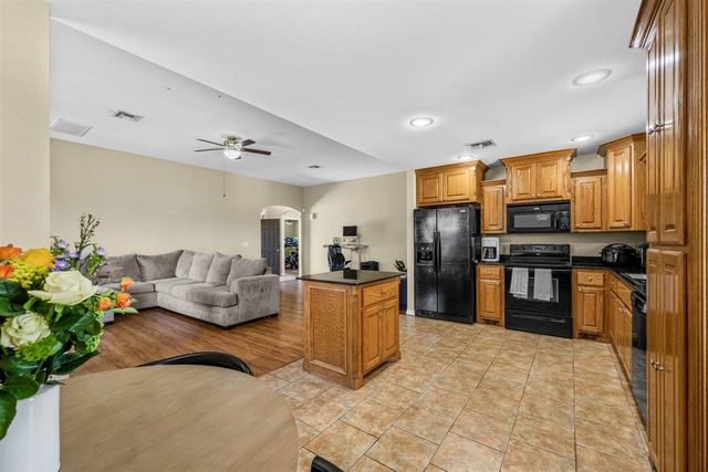 822 NW Hilltop Dr, Lawton, OK 73505