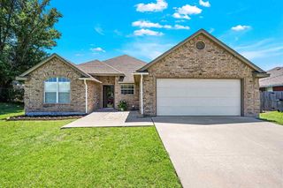 822 NW Hilltop Dr, Lawton, OK 73505