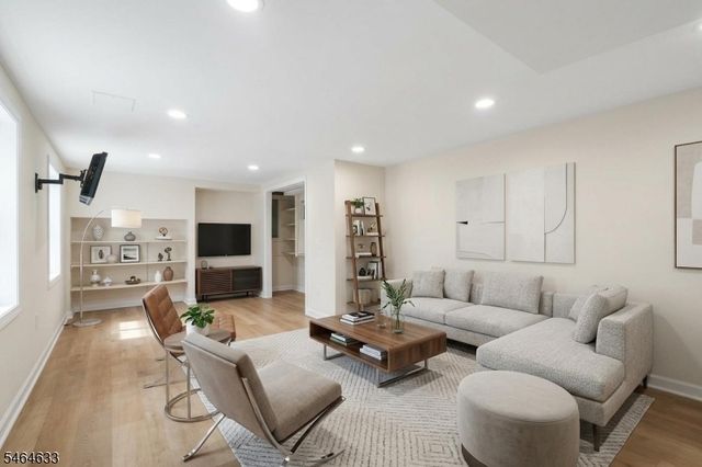 91 Ridge Dr, Livingston Twp., NJ 07039