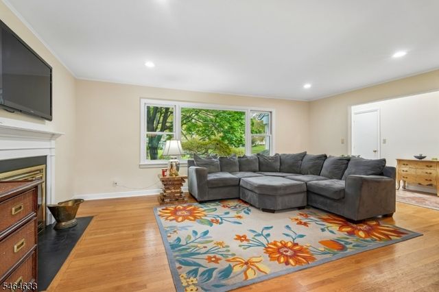 91 Ridge Dr, Livingston Twp., NJ 07039