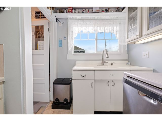 416 S DOWNING St, Seaside, OR 97138