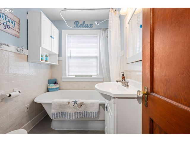 416 S DOWNING St, Seaside, OR 97138