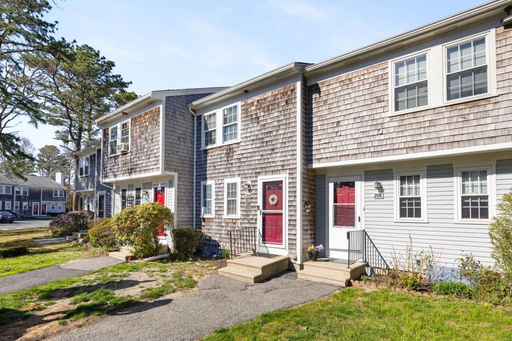300 Falmouth Road APT 20D, Mashpee, MA 02649