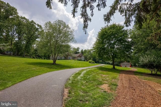 144 MEADOW LN, Lancaster, PA 17601
