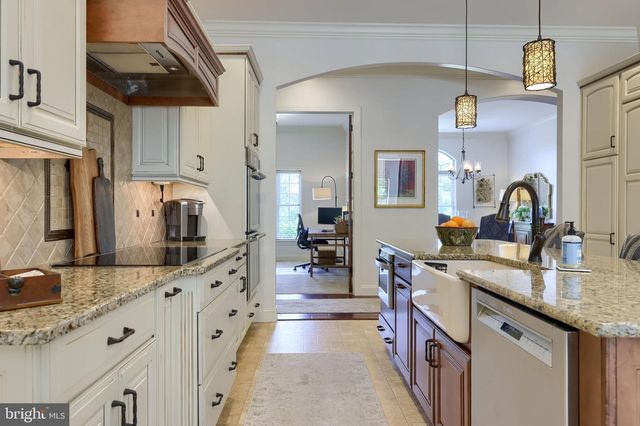 144 MEADOW LN, Lancaster, PA 17601