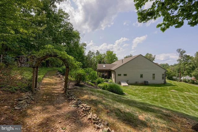 144 MEADOW LN, Lancaster, PA 17601