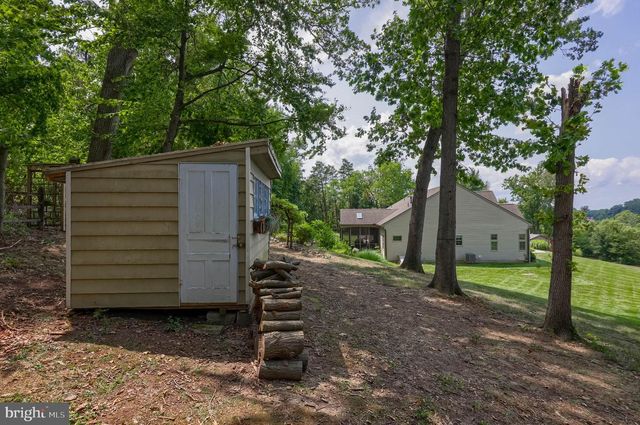 144 MEADOW LN, Lancaster, PA 17601