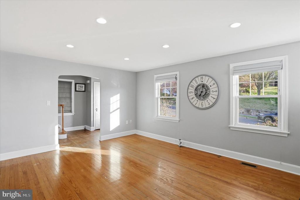 Image 10 of property listing at 806 TROST AVE, Cumberland, MD 21502