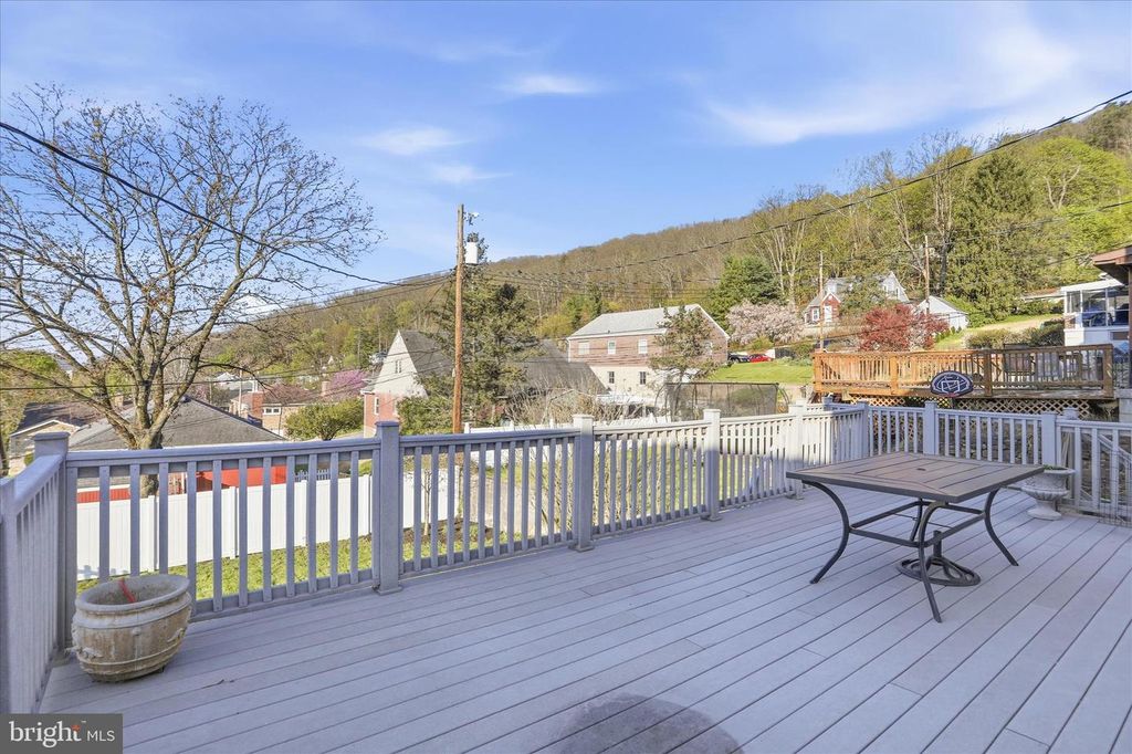 Image 4 of property listing at 806 TROST AVE, Cumberland, MD 21502