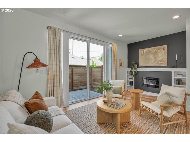 8426 E Burnside St, Portland, OR 97216