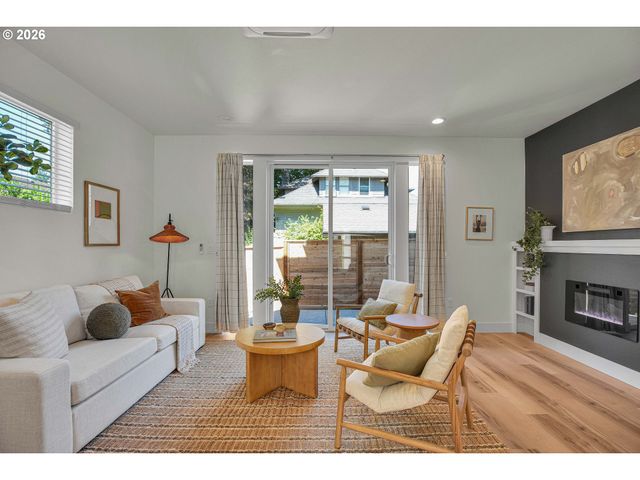 8426 E Burnside St, Portland, OR 97216
