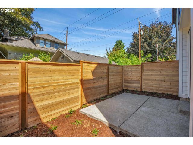 8426 E Burnside St, Portland, OR 97216
