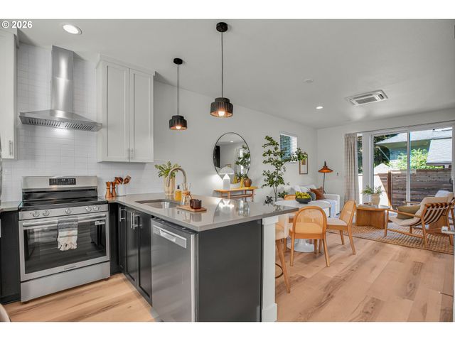 8426 E Burnside St, Portland, OR 97216