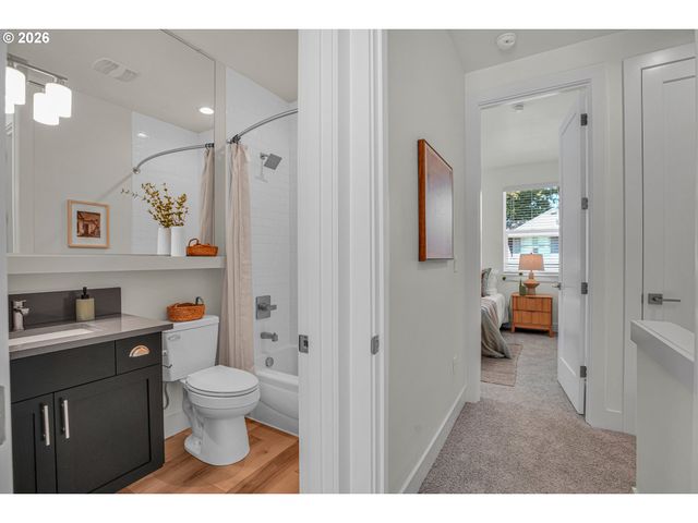 8426 E Burnside St, Portland, OR 97216