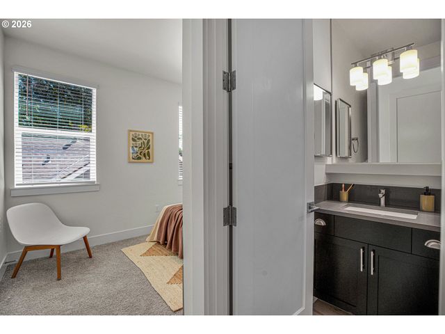 8426 E Burnside St, Portland, OR 97216