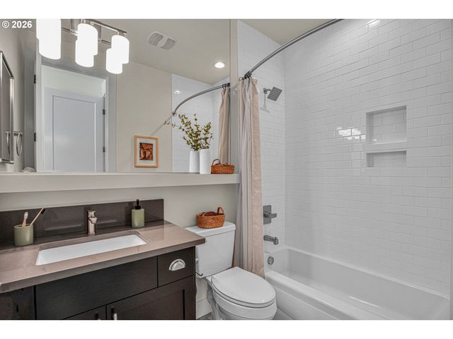 8426 E Burnside St, Portland, OR 97216