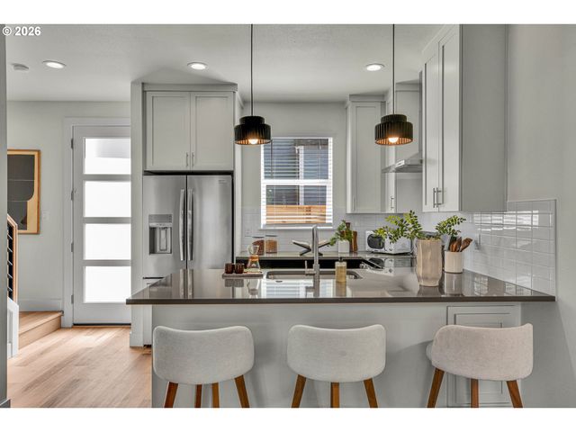 8426 E Burnside St, Portland, OR 97216