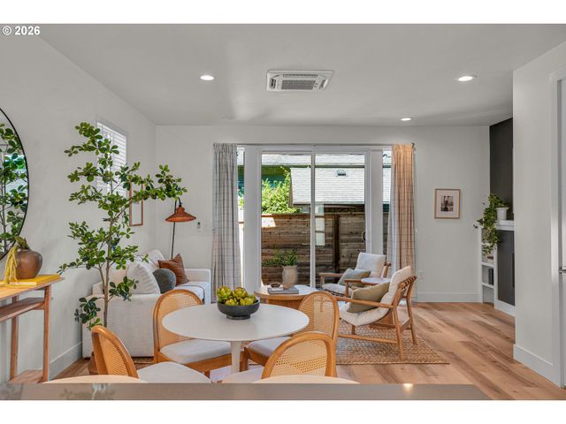 8426 E Burnside St, Portland, OR 97216