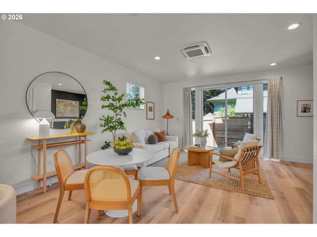 8426 E Burnside St, Portland, OR 97216