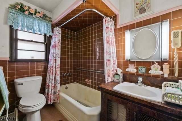 8 Kipp Pl, Paterson City, NJ 07513