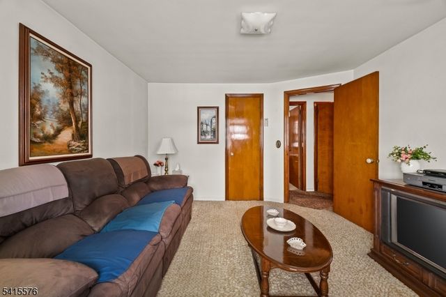 8 Kipp Pl, Paterson City, NJ 07513