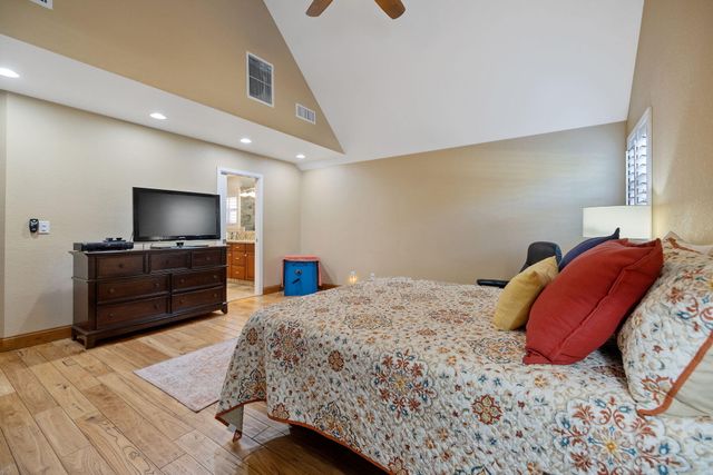 250 E Chestnut Court, Visalia, CA 93292