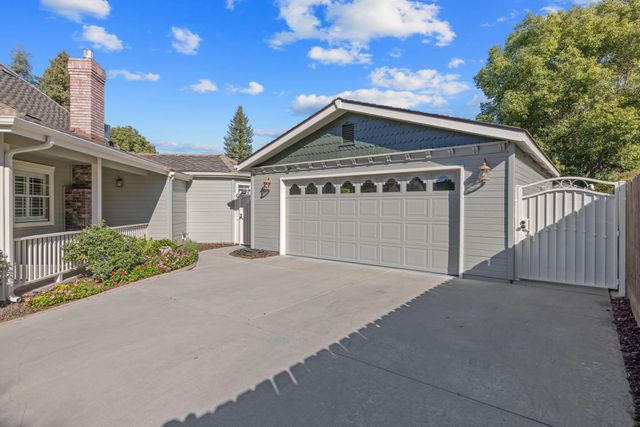 250 E Chestnut Court, Visalia, CA 93292